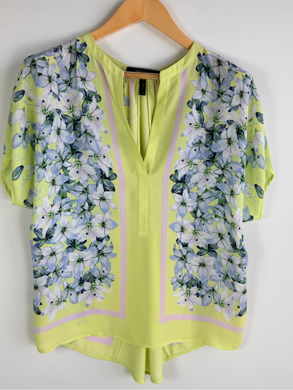 BCBGMAXAZRIA XS Lime Floral Print V Neck Short Sleeve Blouse